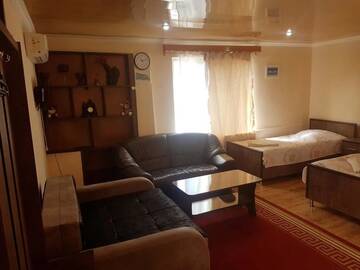 Фото номера Трехместный номер с ванной комнатой Гостевой дом Guest House Villa г. Кварели 12