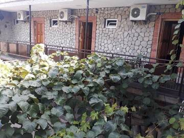 Фото номера Трехместный номер с ванной комнатой Хостелы Hotel E U R O P E г. Кварели 19