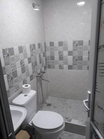 Фото номера Двухместный номер с 2 отдельными кроватями и собственной ванной комнатой Хостелы Hotel E U R O P E г. Кварели 9