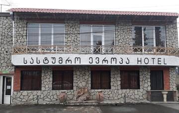 Фото номера Трехместный номер с ванной комнатой Хостелы Hotel E U R O P E г. Кварели 36