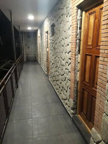 Фото номера Трехместный номер с ванной комнатой Хостелы Hotel E U R O P E г. Кварели 33