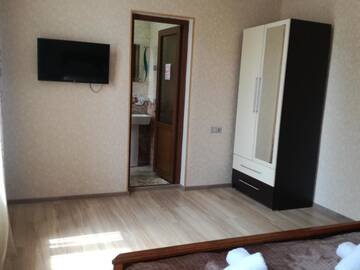 Фото номера Четырехместный номер с собственной ванной комнатой Мини-отель Guest House Kakheti г. Кварели 4